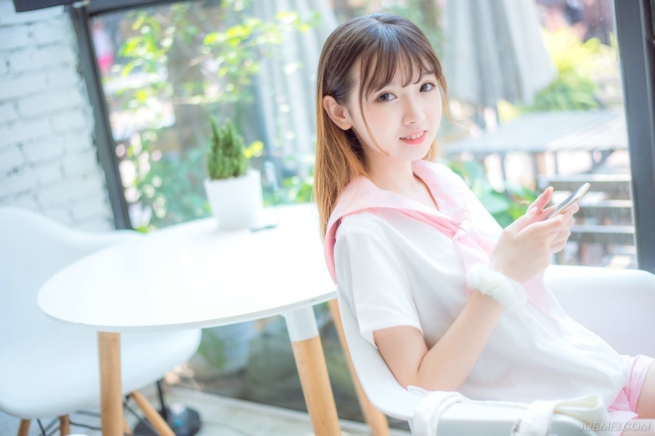 “若是招降张任的话，我倒有一计。”法正坐在庞统身侧，想了想，突然微笑道。